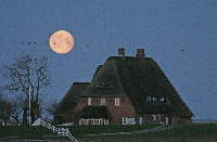 Vollmond über der Kirchwarft